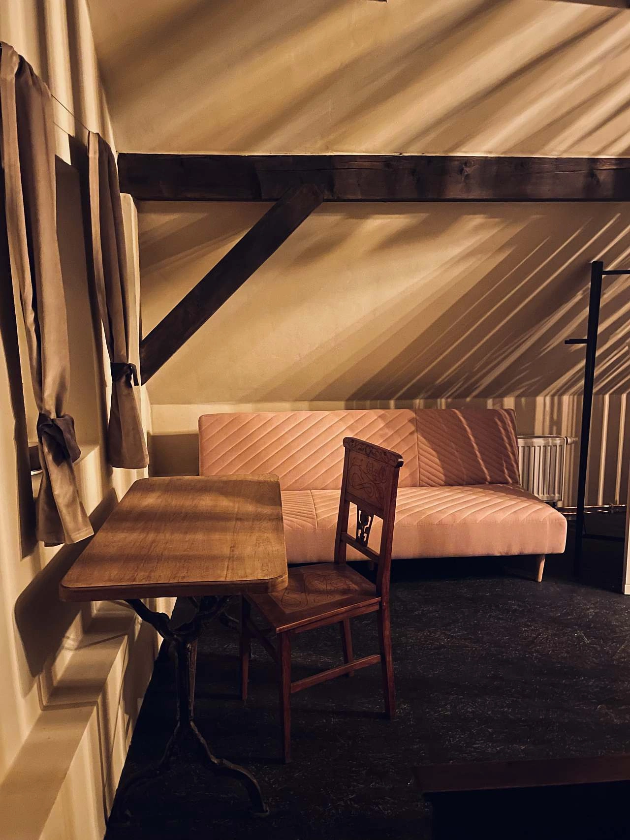 Gauč nebo také přistýlka