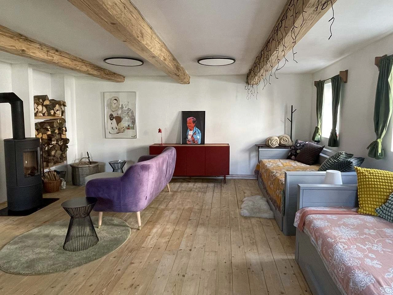 Sednice s krbem a gaučem