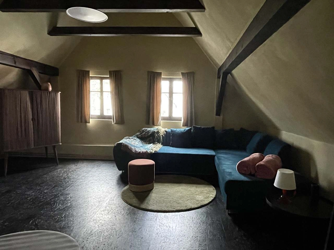 Relaxační část – vana, TV a pohodlné sofa.