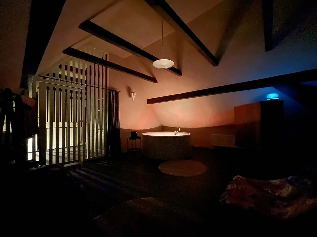 Perličková vana pod trámy