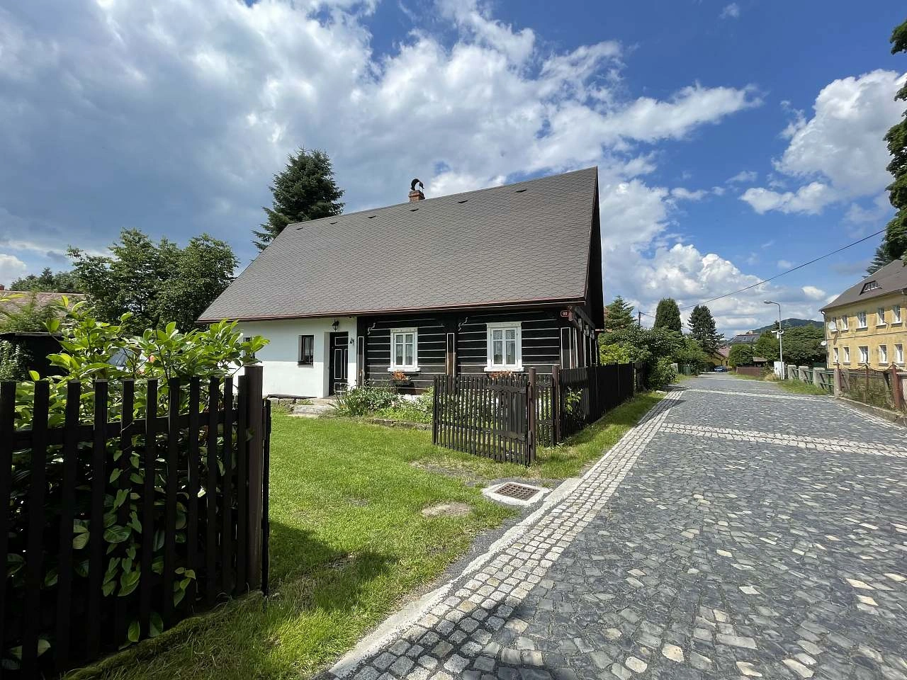 Pohled na dům z cesty