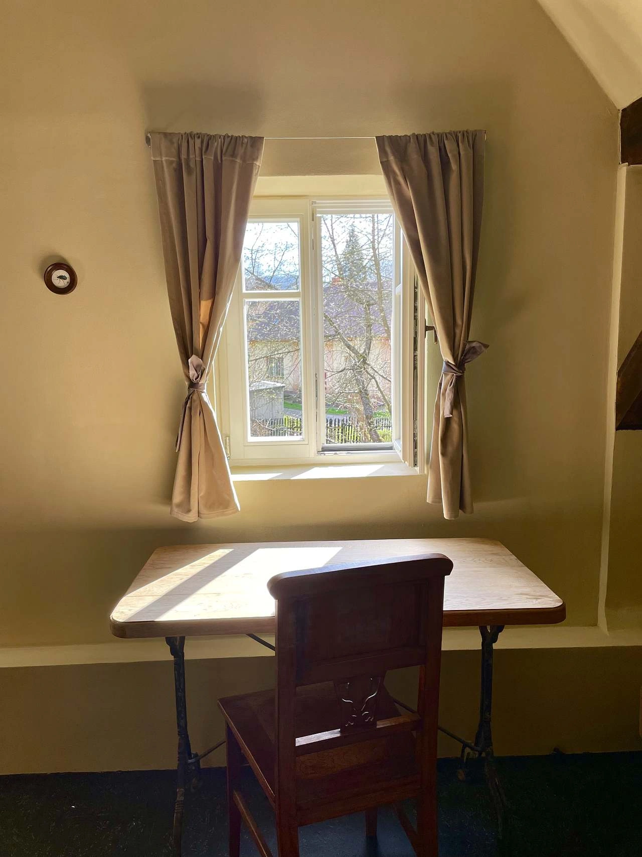 Pracovní stůl s výhledem do zahrady