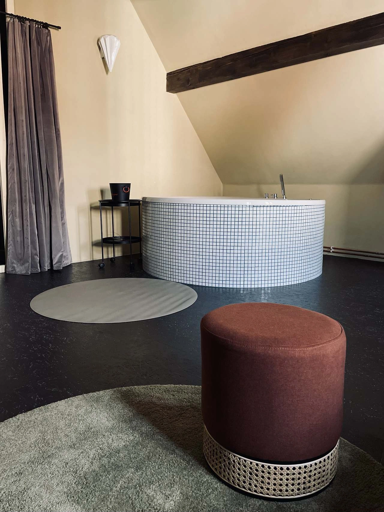 Perličková vana pod trámy