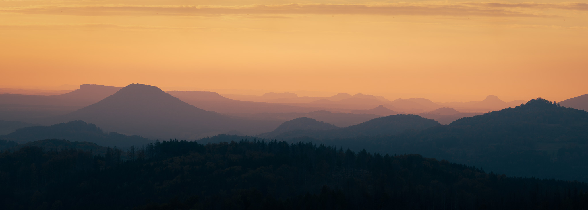Obrysy Lužických hor a Česko-Saského Švýcarska